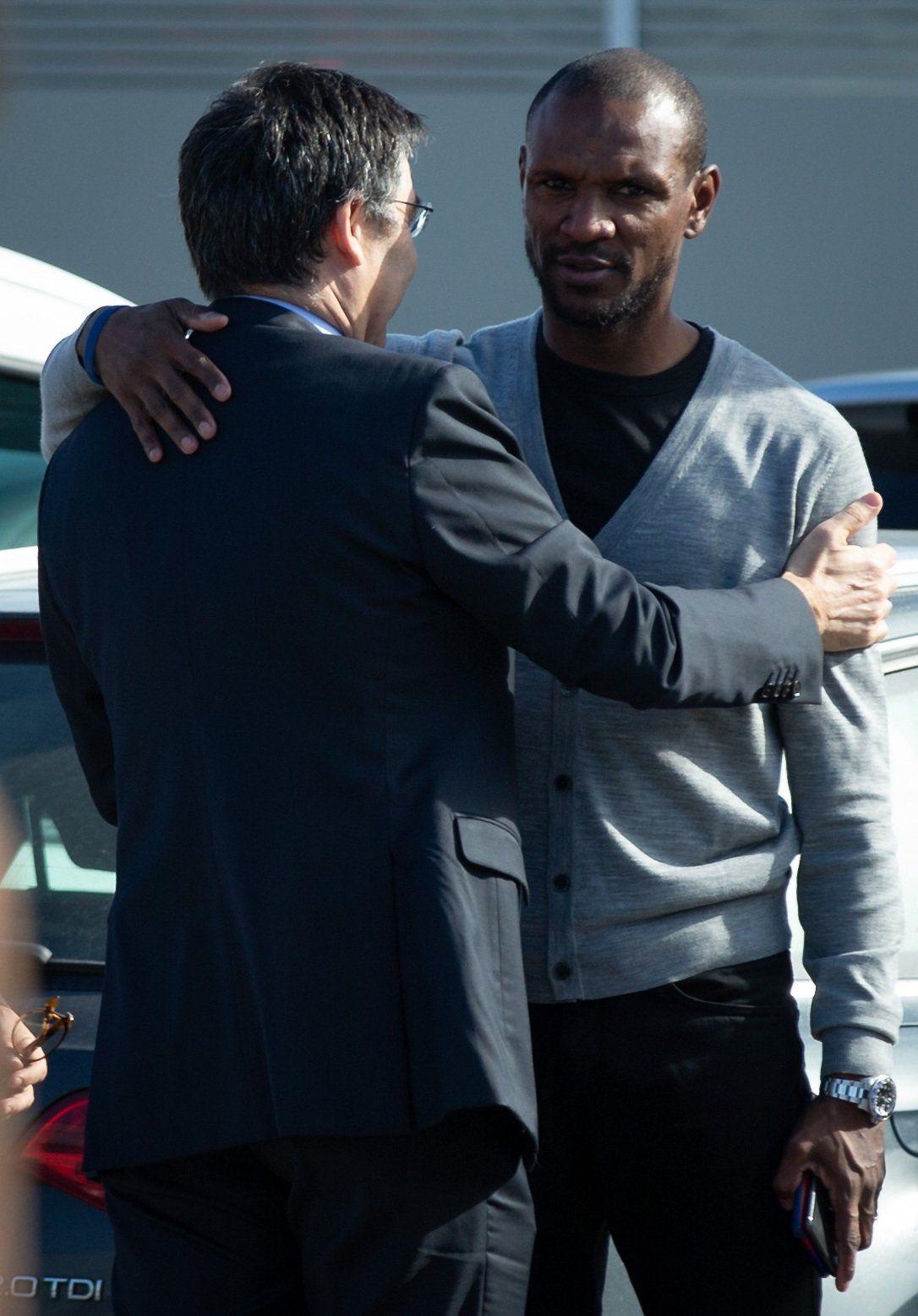 GRAFCAT766. BARCELONA, 03/02/2020.- El presidente del FC Barcelona, Josep Maria Bartomeu (i), conversa con el director deportivo del club, Eric Abidal, en el aparcamiento de la Ciudad Deportiva Joan Gamper, este lunes. EFE/Enric Fontcuberta
