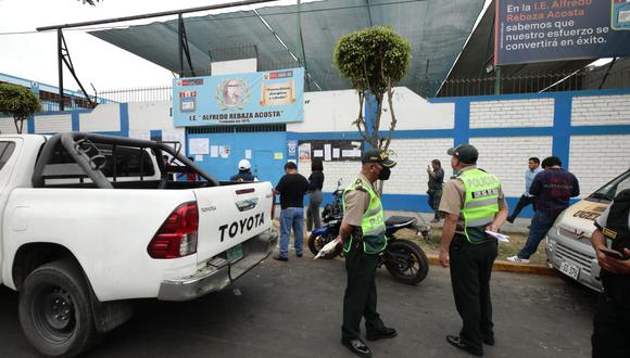 El sicario disparó dos veces por la espalda a la víctima. Los escolares ya fueron evacuados por la Policía. (Foto: El Comercio)