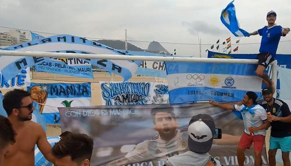Cientos de argentinos organizaron un banderazo en Río de Janeiro previo a los cuartos de final de la Copa América. (Captura y video: La Nacion)