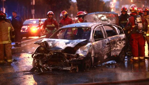 Taxi choca contra minivan en los cruces de las avenidas Naranjal con Universitaria. y termina incendiándose. (Foto: César Grados/@photo.gec)