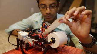 Niño de 13 años construye impresora Braille con Legos