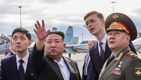 El líder de Corea del Norte, Kim Jong Un (segundo por la izquierda) y el ministro de Defensa de Rusia, Sergei Shoigu (derecha), visitan el aeródromo de Knevichi cerca de Vladivostok, región de Primorsky, el 16 de septiembre de 2023. (Foto de Handout / Russian Ministerio de Defensa / AFP)