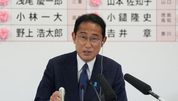 Fumio Kishida, primer ministro de Japón y presidente del Partido Liberal Democrático (PLD), habla después de colocar una rosa de papel en el nombre de un candidato del PLD, para indicar una victoria en las elecciones a la cámara alta, en la sede del partido en Tokio, Japón.