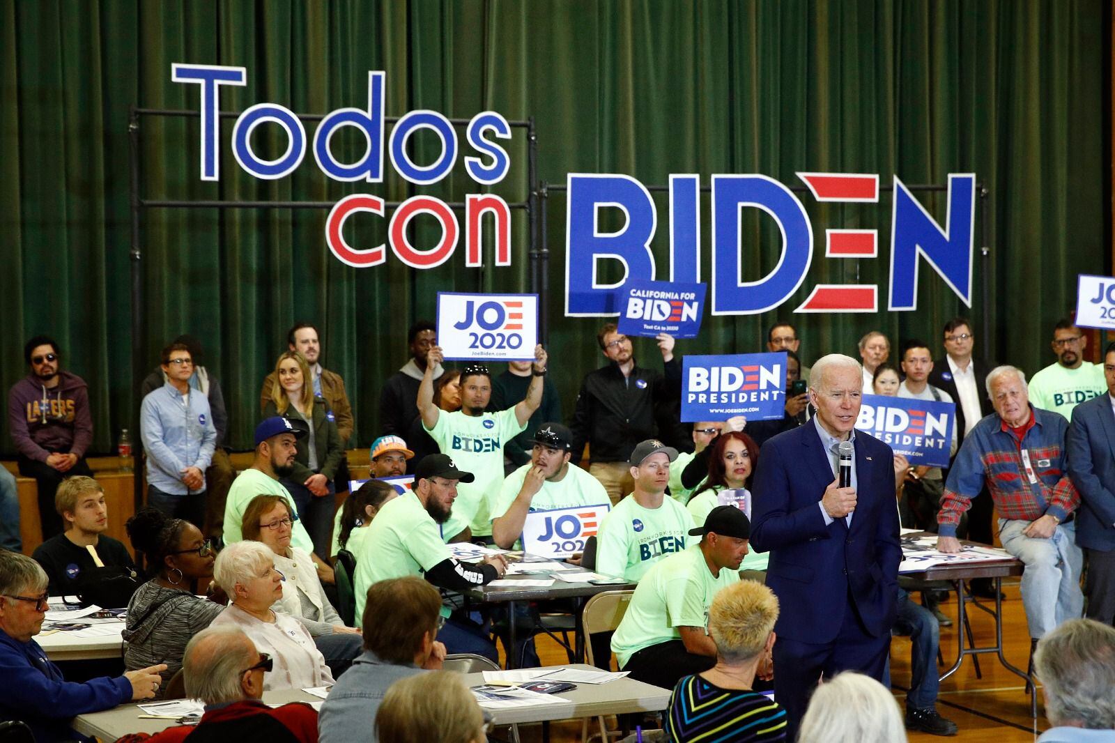 Del lado demócrata, Biden intenta atraer a más votantes latinos desde las elecciones pasadas. En esta campaña está apelando cada vez más a los mensajes en español. (Foto: AP)