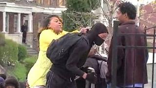 Baltimore: Madre saca a su hijo de disturbios a golpes [VIDEO]