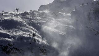 Francia: Espectacular avalancha en pista de esquí de los Alpes