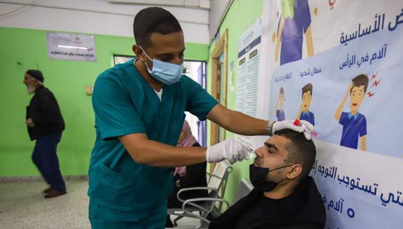 Un trabajador de la salud toma una muestra de un hisopo nasal de un paciente para realizar la prueba de Covid-19 en el centro de detección respiratoria en el Hospital Shifa en la ciudad de Gaza, Gaza. (Foto: Archivo /Ahmad Salem / Bloomberg).