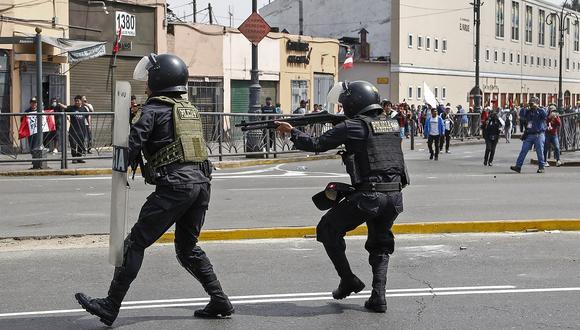 La policía antidisturbios contiene a los manifestantes en el centro de Lima en el Día de la Independencia, el 28 de julio de 2023. (Foto de Carlos Enrique SARMIENTO / AFP)