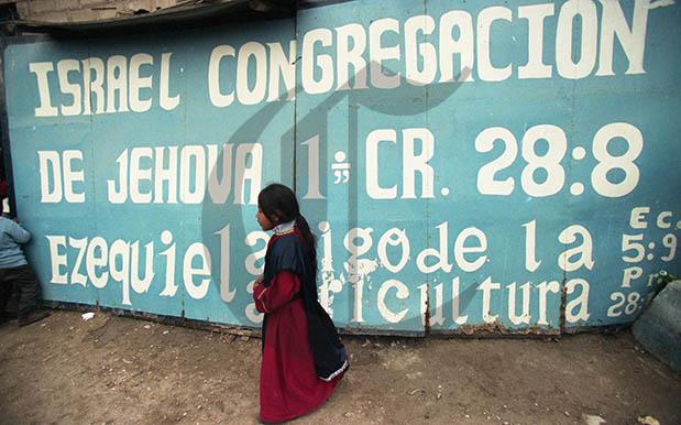 Tercer día de velorio de Ezequiel Ataucusi Gamonal. El profeta resucitó pero en los corazones de sus fieles. (Foto: Inés Menacho / Archivo El Comercio). 