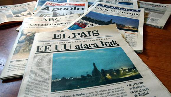 Imagen que muestra las portadas de los principales periódicos matutinos españoles del 20 de marzo de 2003 sobre los primeros ataques aéreos estadounidenses en Bagdad. (Foto de PIERRE-PHILIPPE MARCOU / AFP)