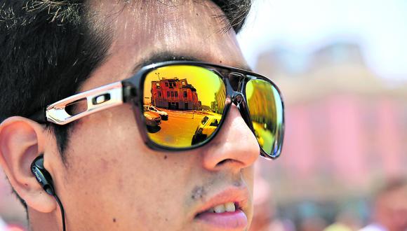 Lima, octubre de 2014. Un joven observa el panorama tras el incendio que destruyó uno de los edificios emblemáticos que rodean la plaza Dos de Mayo en el centro histórico.

[Foto: Alonso Chero / Archivo]