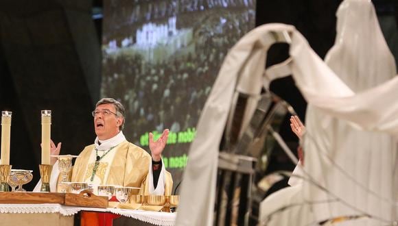 El exarzobispo de París, Michel Aupetit, encabeza una misa que reunió a 9000 peregrinos en la basílica Pío X, el 15 de agosto de 2021 en Lourdes, en el sur de Francia. (Foto de Fred SCHEIBER / AFP)