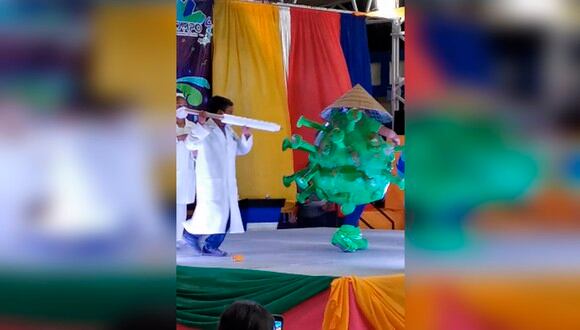 Pequeños se disfrazaron de doctores y esquema del Coronavirus en un festival del Municipio de Ocampo, en el estado de Chihuahua, en México. | Foto: Captura video Facebook