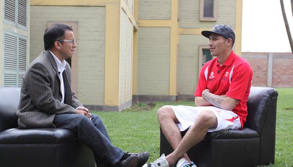 Daniel Peredo junto a Paolo Guerrero, en unas de las entrevistas que el periodista le hizo al atacante de la selección. (Foto: USI)