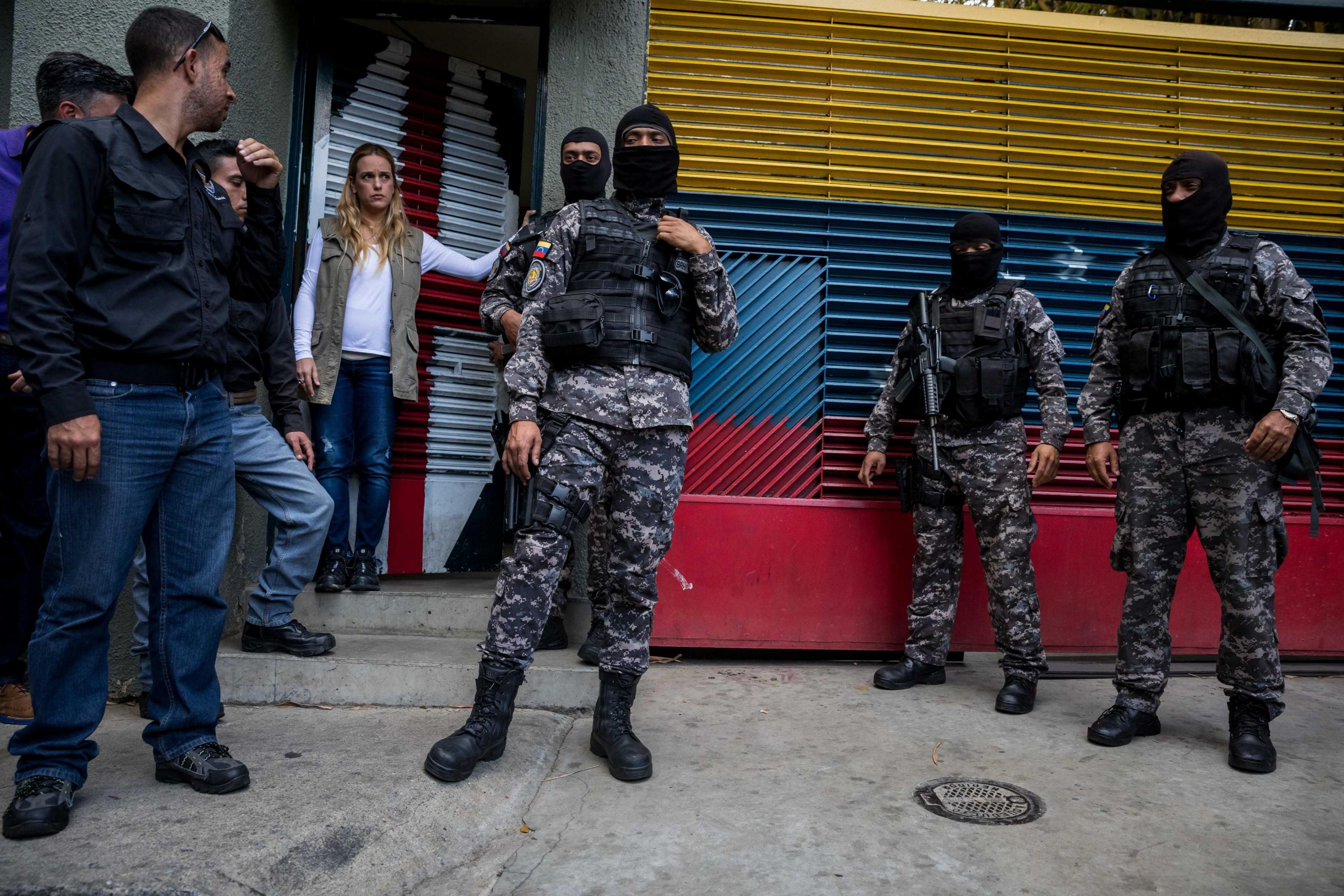 Miembros del Sebin en las afueras de la casa del líder opositor Leopoldo López. (EFE).