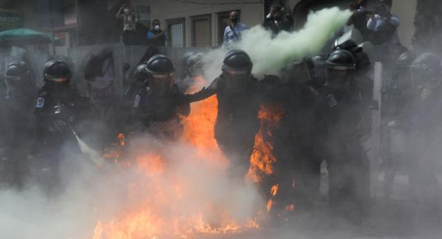 Agentes de policía escapan del fuego durante una protesta para conmemorar el Día Internacional del Aborto Seguro en la Ciudad de México, México. (Foto: REUTERS / Carlos Jasso).