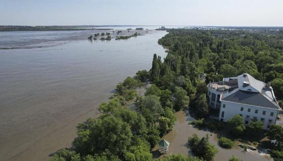 Imagen de las inundaciones en Nueva Kajovka, ciudad ocupada donde hay un gobierno instalado por Moscú, tras la destrucción este martes de una de las mayores y más importantes presas de Ucrania.  EFE/ Administración del distrito urbano de Nova Kakhovka /United24