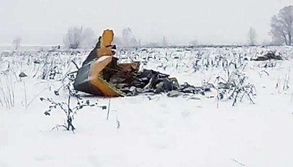 El vuelo 6W 703 de la aerolínea Saratov airlines, con 71 personas a bordo (65 pasajeros y 6 miembros de la tripulación), se ha estrellado cerca de Moscú. (Foto: AP).
