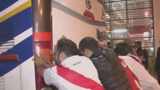 Hinchas empujaron bus de Perú al quedarse sin batería
