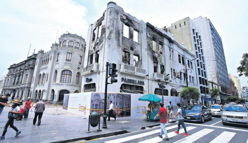 El edificio Giacoletti se incendió en el 2018. Hay propuestas para su reconstrucción, pero un lío entre propietarios no permite su ejecución (Foto: Jessica Vicente).
