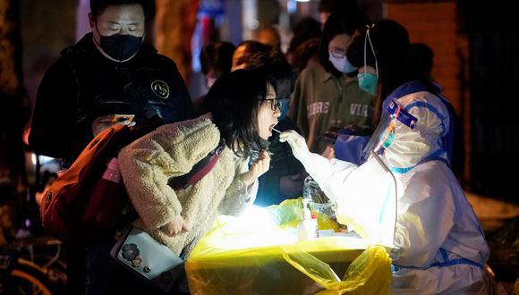 Una mujer se hace la prueba en un sitio de pruebas de ácido nucleico, luego del brote de la enfermedad por coronavirus (COVID-19) en Shanghái, China.