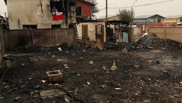 Se ve una casa quemada durante un incendio en Puren, Región de la Araucanía, Chile, el 4 de febrero de 2023. (Foto de JAVIER TORRES / AFP)