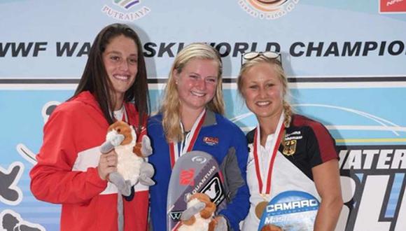 Natalia Cuglievan en el podio, junto a las otras dos medallistas. (Foto: @iwwfed)