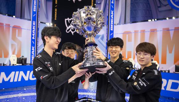 Edward Gaming, equipo profesional que se alzó con la copa en Worlds 2021, mundial de League of Legends. (Foto: Colin Young-Wolff/Riot Games)