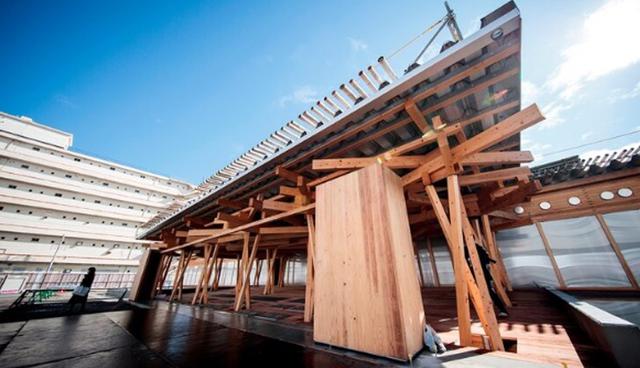 La plaza de la Villa Olímpica es un complejo realizado con madera reciclable y técnicas tradicionales japonesas de construcción. (Foto: Agencias)