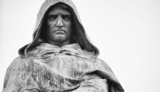 Hoy en día una estatua homenajea en Roma el lugar donde Giordano Bruno fue quemado vivo hace más de cuatro siglos.