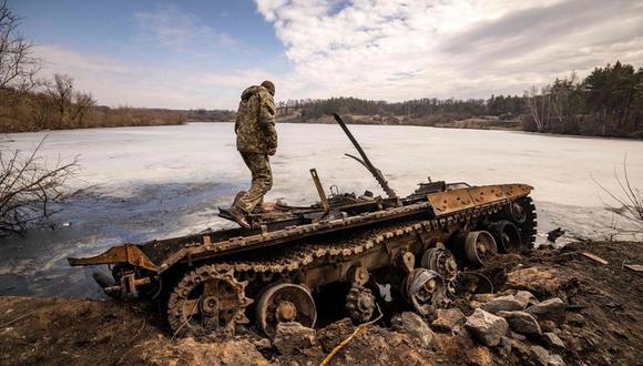 Un tanque ruso destruido por las fuerzas de Ucrania. (AFP).
