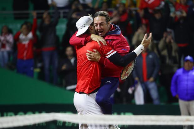 Nicolás Mazzú celebrando eufórico con Jarry la serie ganada ante Perú. (Foto: Jesús Saucedo / GEC)