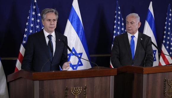 El primer ministro israelí, Benjamín Netanyahu, y el secretario de Estado de Estados Unidos, Antony Blinken, en declaraciones a los medios tras una reunión en Tel Aviv el 12 de octubre de 2023. (Foto de Jacquelyn Martin / POOL / AFP)