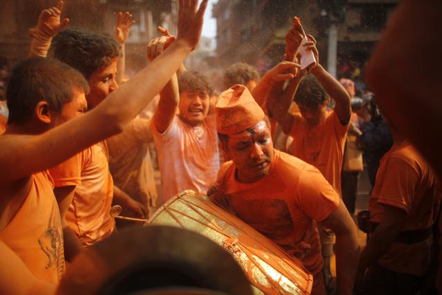 Nepal se llena de polvo bermellón mientras los hindúes celebran el Sindoor Jatra, una fiesta que celebra el nuevo y la llegada de la primavera. (AFP)