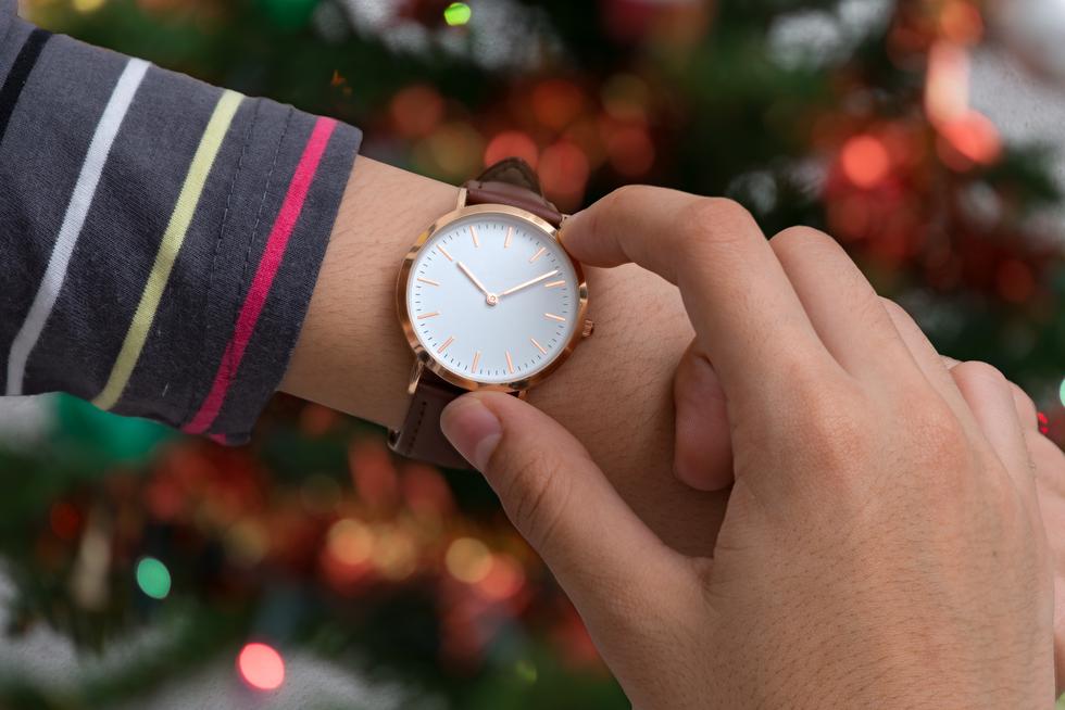 Los obsequios que nunca fallan son los relojes, ya que presentan diversos beneficios al momento de escoger un regalo. G-SHOCK, la marca de relojes más resistentes del mundo, comparte una lista donde podrás conocer las ventajas de escoger este producto como regalo para esta Navidad. (Foto: Shutterstock)