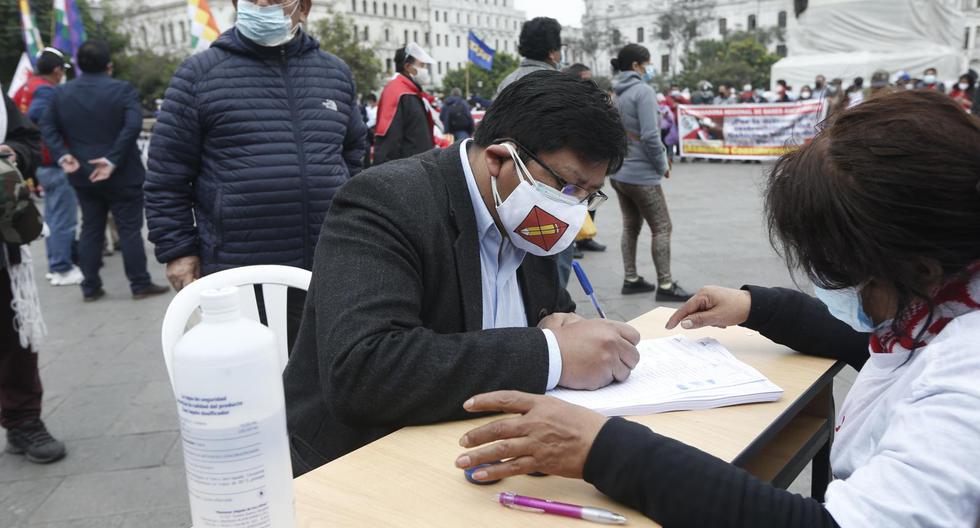Desde fines de agosto, Perú Libre, partido que llevó a Pedro Castillo a la Presidencia, recolecta firmas para impulsar una asamblea constituyente. (Foto: Jorge Cerdán | GEC)