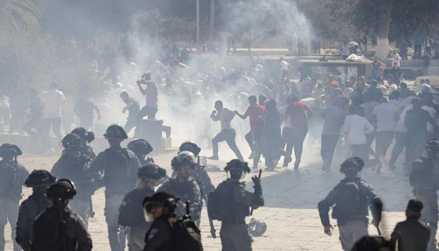 La policía israelíes y fieles palestinos se enfrentaron este domingo en la Explanada de las Mezquitas en Jerusalén, en el primer día de la fiesta musulmana de Eid al Adha. (Foto: AFP)