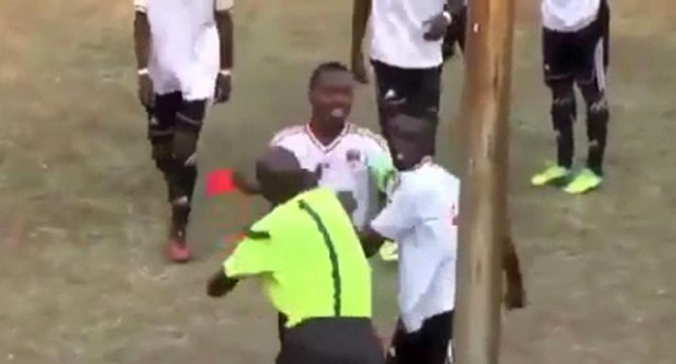 En el fútbol de Zimbabue se dio esta agresión al árbitro. (Foto: captura)
