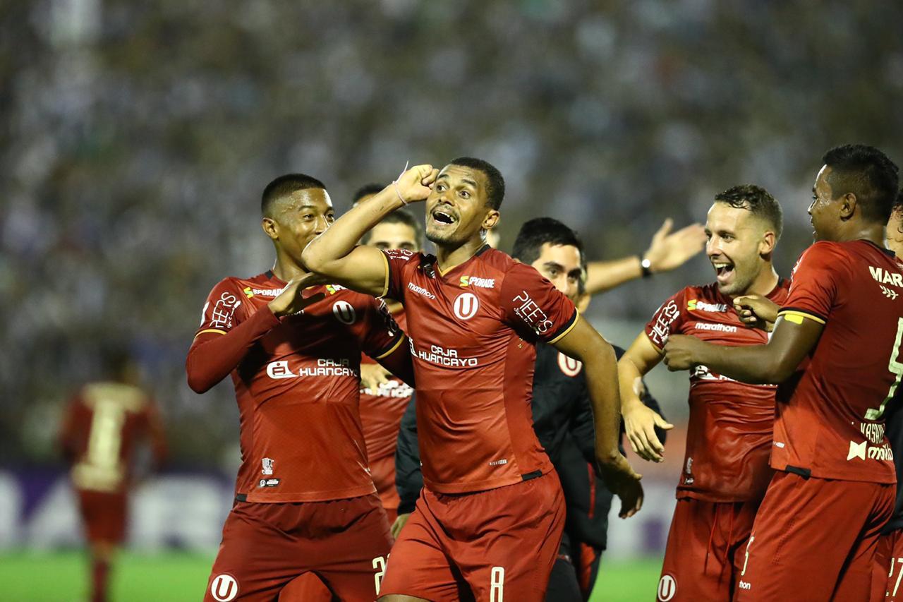 Alianza Lima vs. Universitario: Nelinho Quina y el fulminante cabezazo para el 3-1 | Foto: Daniel Apuy/GEC