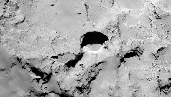 Sonda Rosetta detecta enormes agujeros en superficie de cometa