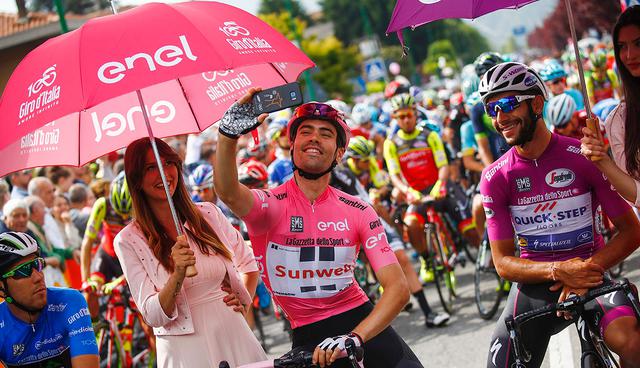 TOPSHOT - Pink Jersey Tom Dumoulin (C) from Netherlands snaps a selfie next to Cyclamen jersey Colombia's Fernando Gaviria (R) of team Quick-Step before the start of the 16th stage of the 100th Giro d'Italia, Tour of Italy, cycling race from Rovetta to Bormio on May 23, 2017.  / AFP / Luk BENIES