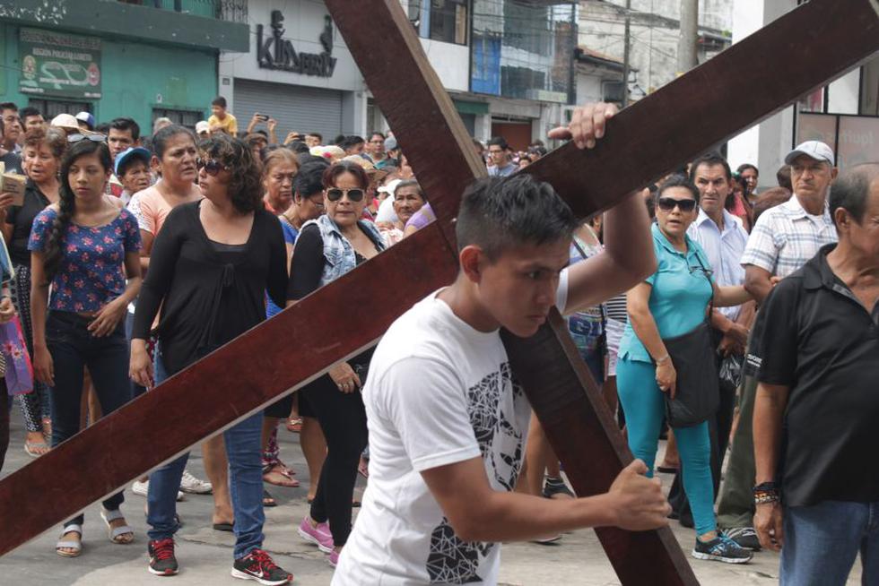 Fieles de Iquitos realizaron tradicional V&iacute;a Crucis por la Semana Santa. (Foto: Daniel Carbajal)
