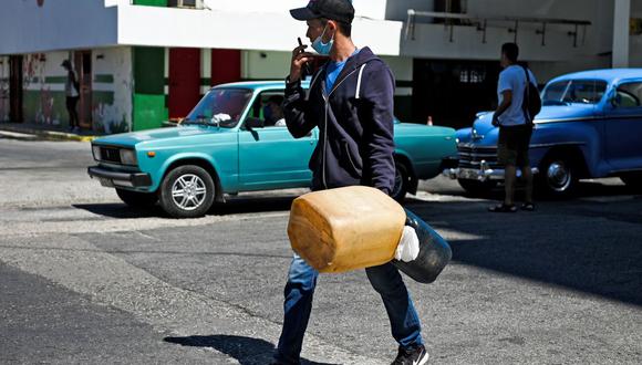La gente hace cola para cargar combustible en una gasolinera en La Habana, Cuba, el 22 de marzo de 2022. (YAMIL LAGE / AFP).