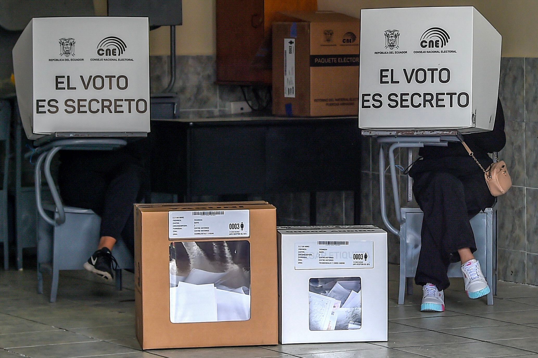 Women vote at a polling station in Quito during Ecuador's presidential elections and referendum on mining and oil, on August 20, 2023. (Photo: Camila BUENDIA / AFP)