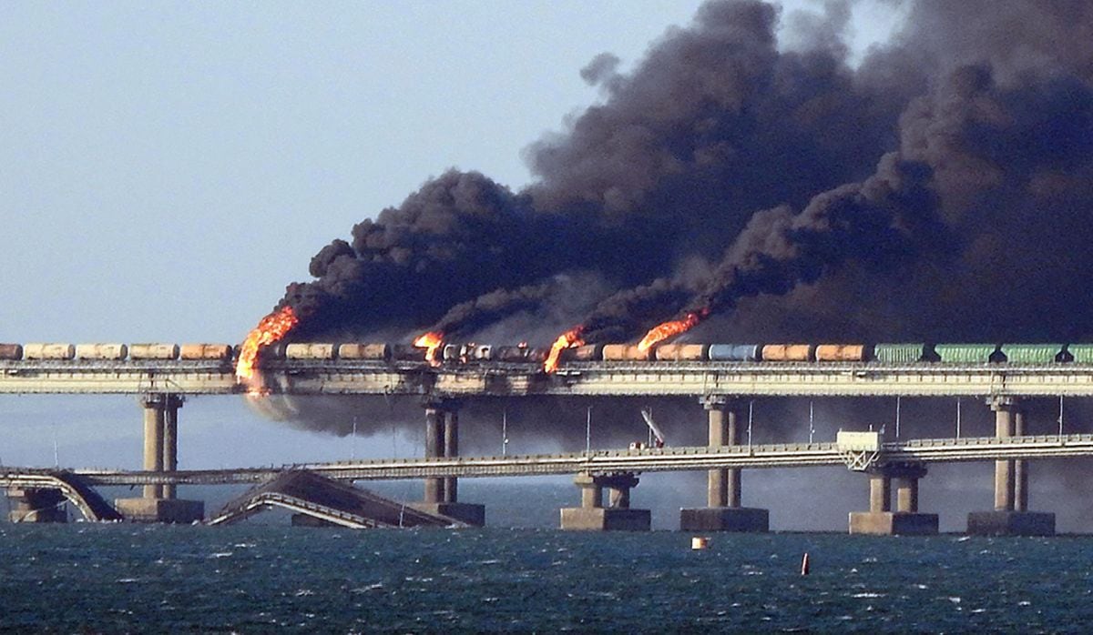 Black smoke billows from a fire on the Kerch bridge linking Crimea with Russia after a truck exploded near Kerch on October 8, 2022. (AFP Photo)