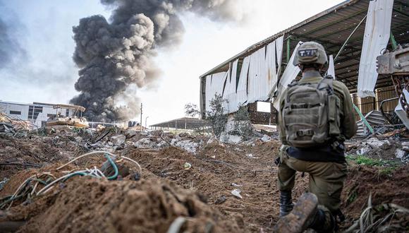 Un soldado opera mientras el humo se eleva en la Franja de Gaza, en medio de continuas batallas entre Israel y el grupo militante palestino Hamás, el 19 de diciembre de 2023. (Foto del Ejército israelí / AFP)