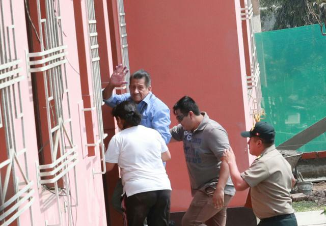 Osmán Morote llegó a la vivienda donde reportó que cumplirá la orden de arresto domiciliario ubicada en Chaclacayo. La policía desplegó una caravana de patrulleros para supervisar su traslado. (Lino Chipana / El Comercio)
