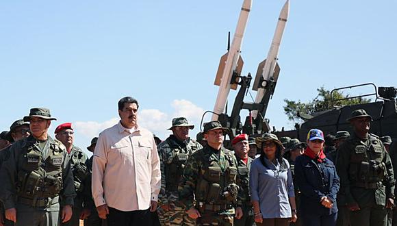 El presidente de Venezuela Nicolás maduro junto al ministro de Defensa Vladimir Padrino y el comandante Remigio Ceballos en una imagen del 10 de febrero del 2019. (AFP).