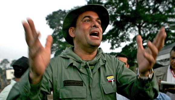 El exjefe paramilitar Salvatore Mancuso habla con la prensa en el campo Campo Dos en Tibu, 600 km al noreste de Bogotá, en el departamento de Norte de Santander, el 09 de diciembre de 2004. Foto: AFP/ Luis Acosta