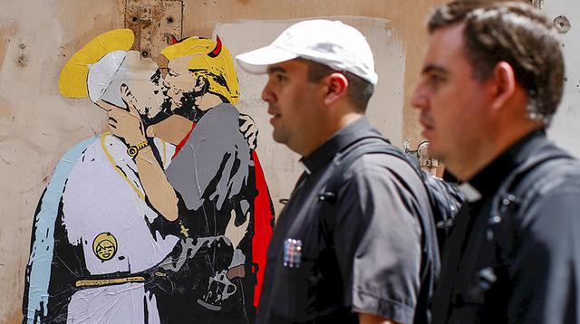 Mural del papa besando a Trump se volvió una atracción en Roma - 5